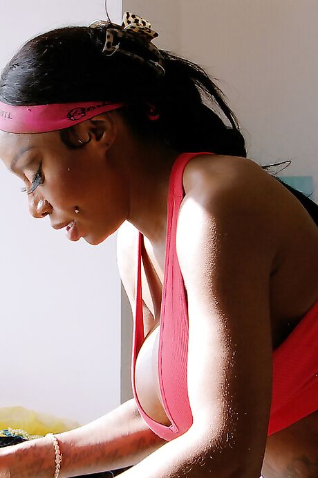 Vlog XXX performed by Ebony Mystique XXX Images